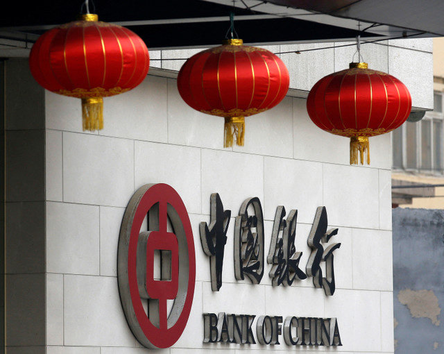 Farolillos rojos cuelgan en una sucursal del Bank of China en Pekín el 26 de marzo de 2013, mientras el cuarto mayor prestamista del país informó que su beneficio neto de 2012 aumentó un 12,2 por ciento, superando las estimaciones de los analistas. REUTERS/Kim Kyung-Hoon (CHINA - Tags: BUSINESS)/File Photo