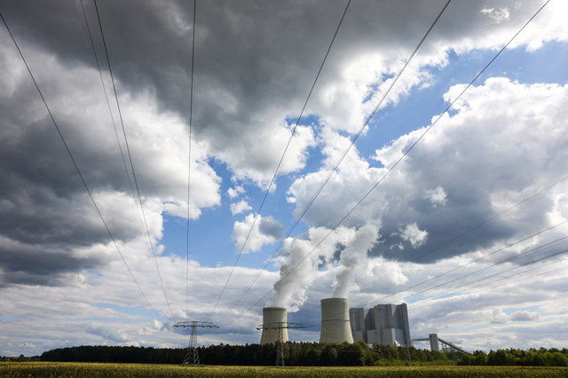 2022年9月2日、ドイツのシュプレンベルクにあるシュヴァルツェ・プンペ発電所の冷却塔の全景。REUTERS/Christian Mang/File Photo