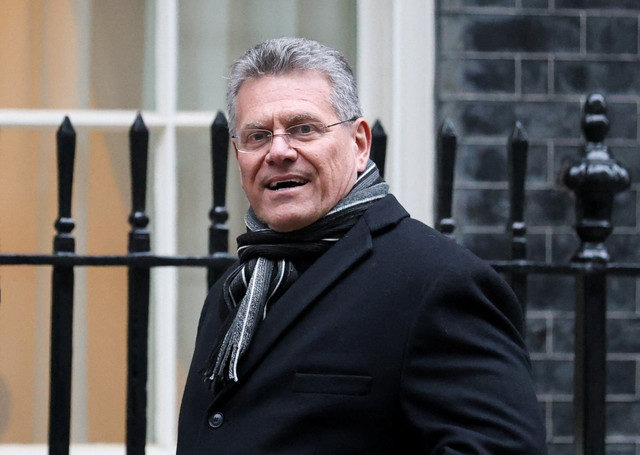 El comisario europeo de Comercio y Seguridad Económica, Maros Sefcovic, llega a Downing Street antes de la reunión sobre economía y comercio entre el Reino Unido y la UE en Londres, Gran Bretaña, el 2 de febrero de 2026. REUTERS/Corey Rudy