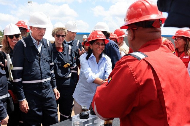 A presidente interina da Venezuela, Delcy Rodríguez, o secretário de Energia dos EUA, Chris Wright, e a encarregada de negócios dos EUA para a Venezuela, Laura Dogu, visitam instalações de produção de petróleo na joint venture entre a Chevron e a estatal petrolífera PDVSA na Faixa do Orinoco, após um acordo para buscar cooperação energética de longo prazo após o recente alívio de sanções e reformas legais que abriram o setor petrolífero da Venezuela.