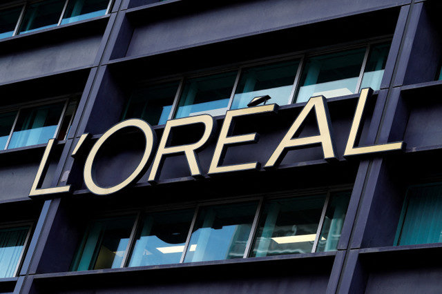 FILE PHOTO: The logo of French cosmetics Groupe L'Oreal is seen on the L'Oreal group's headquarters building in Clichy, near Paris, France, April 14, 2025. REUTERS/Stephanie Lecocq/File Photo