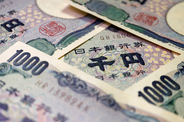 这张拍摄于2022年9月22日的插图照片中显示了日元纸币。REUTERS/Florence Lo/Illustration/File Photo