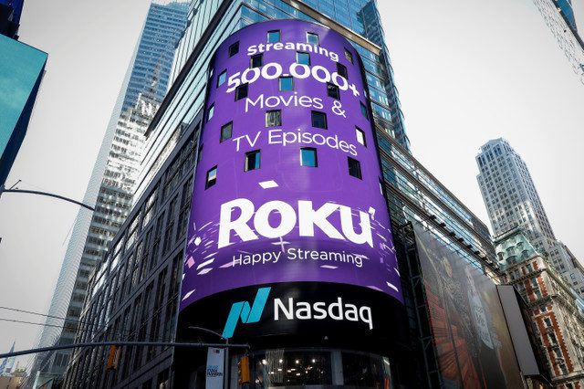 ป้ายวิดีโอแสดงโลโก้ของ Roku Inc ซึ่งเป็นบริษัทสตรีมมิ่งวิดีโอที่ได้รับการสนับสนุนจาก Fox ในไทม์สแควร์ ภายหลังการเสนอขายหุ้น IPO ของบริษัทที่ตลาด Nasdaq ในนิวยอร์ก สหรัฐอเมริกา เมื่อวันที่ 28 กันยายน 2017 REUTERS/Brendan McDermid