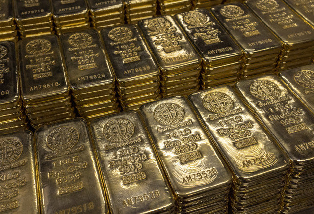 2022年7月13日、スイスのメンドリジオにある金・銀の精錬および地金製造業者アルゴー・ヘレウスの工場で撮影された1キロの金塊。REUTERS/Denis Balibouse