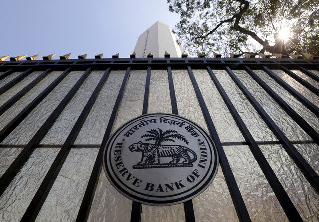 ภาพแฟ้ม: ตราประทับของธนาคารกลางอินเดีย (RBI) ปรากฏบนประตูหน้าสำนักงานใหญ่ของ RBI ในเมืองมุมไบ ประเทศอินเดีย เมื่อวันที่ 2 กุมภาพันธ์ 2016 REUTERS/Danish Siddiqui/File Photo
