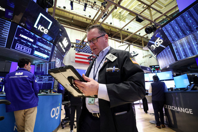 Los operadores trabajan en el piso de la Bolsa de Valores de Nueva York (NYSE) en la ciudad de Nueva York, EE. UU., el 11 de febrero de 2026. REUTERS/Brendan McDermid