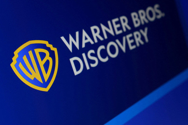 โลโก้ Warner Bros Discovery ปรากฏให้เห็นในภาพประกอบนี้ซึ่งถ่ายเมื่อวันที่ 5 ธันวาคม 2025 REUTERS/Dado Ruvic/Illustration/File Photo