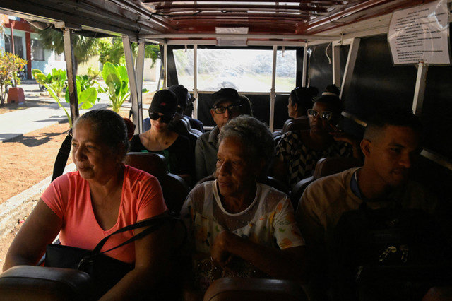 Pessoas viajam em um ônibus elétrico enquanto os cubanos enfrentam uma das piores escassezes de combustível dos últimos anos, nos arredores de Havana, Cuba, 13 de fevereiro de 2026. REUTERS/Norlys Perez