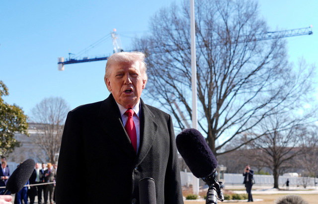 El presidente de Estados Unidos, Donald Trump, habla con la prensa antes de partir del Jardín Sur de la Casa Blanca en Washington, D.C., Estados Unidos, el 13 de febrero de 2026. REUTERS/Kent Nishimura