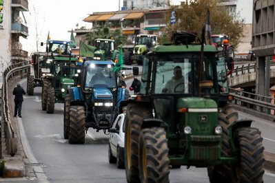 Agricultores gregos protestam com tratores em Atenas