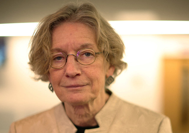 Catherine Mann นักเศรษฐศาสตร์และสมาชิกคณะกรรมการนโยบายการเงินของธนาคารแห่งประเทศอังกฤษ โพสต์ท่าถ่ายรูปก่อนการกล่าวสุนทรพจน์ที่ Manchester Business School ในเมืองแมนเชสเตอร์ ประเทศอังกฤษ เมื่อวันที่ 12 มกราคม 2023 REUTERS/Phil Noble