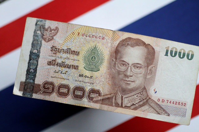 Un billete de baht tailandés se muestra en esta foto de ilustración del 1 de junio de 2017. REUTERS/Thomas White/Illustration