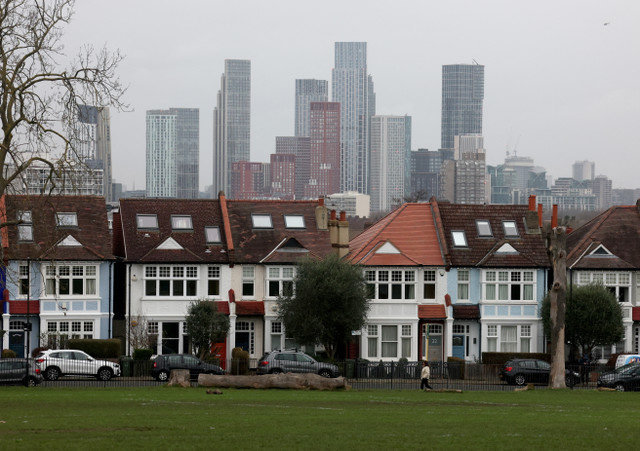 منظر للمنازل السكنية في لندن، بريطانيا، 23 يناير 2025. REUTERS/Hannah McKay