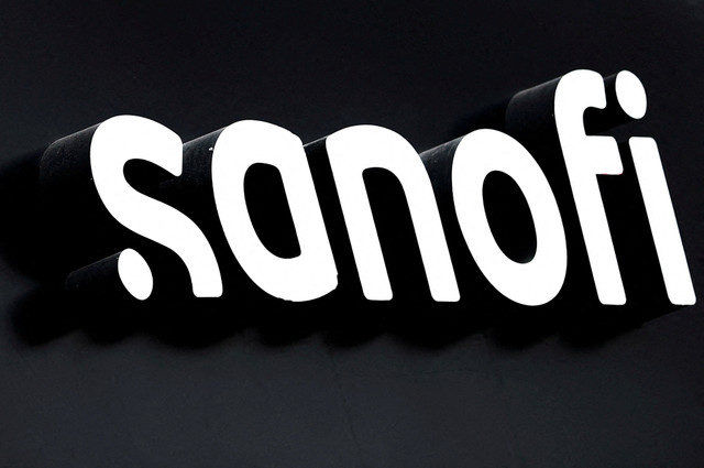 FILE PHOTO: The logo of French drugmaker Sanofi is seen in Paris, France, January 9, 2026. REUTERS/Gonzalo Fuentes/File Photo