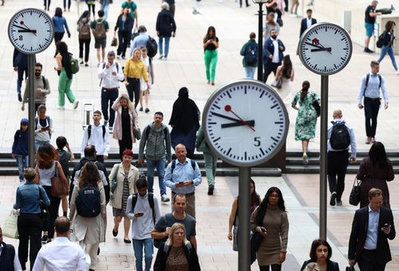 英雇用法改正によるコスト増を背景に企業の3割超が採用抑制を計画しており、雇用市場のさらなる冷え込みが懸念されます。