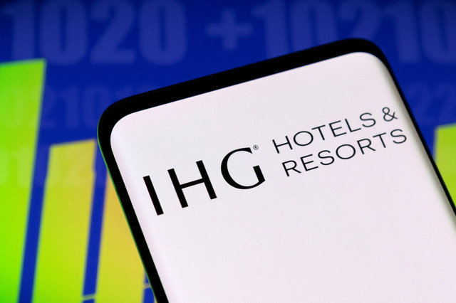 2022年5月3日に撮影されたこのイラストには、IHGのロゴと株価チャートが表示されている。REUTERS/Dado Ruvic/Illustration