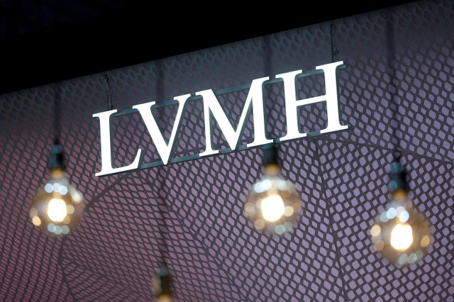 ภาพแฟ้มข่าว: โลโก้ของ LVMH ปรากฏให้เห็นในระหว่างการประชุม Viva Technology ซึ่งจัดขึ้นเพื่ออุทิศให้กับนวัตกรรมและสตาร์ทอัพ ณ ศูนย์นิทรรศการ Porte de Versailles ในกรุงปารีส ประเทศฝรั่งเศส เมื่อวันที่ 12 มิถุนายน 2025 REUTERS/Benoit Tessier/File Photo