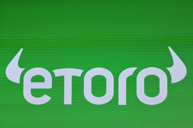 O logótipo da eToro é exibido num ecrã durante o IPO da empresa no Nasdaq Market, em Nova Iorque, EUA, em 15 de maio de 2025. REUTERS/Brendan McDermid