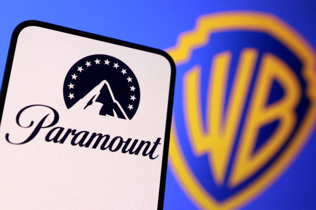 โลโก้ของ Paramount และ Warner Bros ปรากฏในภาพประกอบนี้ซึ่งถ่ายเมื่อวันที่ 8 ธันวาคม 2025 REUTERS/Dado Ruvic/Illustration
