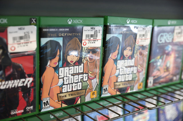 Grand Theft Auto The Trilogy de Take-Two Interactive Software Inc se encuentra a la venta en una tienda de Manhattan, Nueva York, EE. UU., el 7 de febrero de 2022. REUTERS/Andrew Kelly