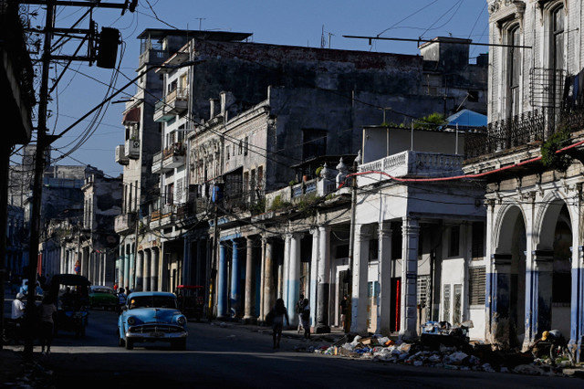 Một chiếc xe cổ đi ngang qua rác trên một con phố ở trung tâm Havana, Cuba, vào ngày 16 tháng 2 năm 2026. REUTERS/Norlys Perez