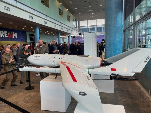 เจ้าหน้าที่ทหารชมโดรน TARSIS VTOL ของ Indra Group ระหว่างการประชุมสุดยอด AI ทางทหารที่เมือง A Coruna ประเทศสเปน เมื่อวันที่ 4 กุมภาพันธ์ 2026 โดยมี 35 ประเทศลงนามในปฏิญญาร่วมว่าด้วยการควบคุมการใช้เทคโนโลยี AI ในการทำสงคราม ขณะที่สหรัฐฯ และจีนไม่ได้เข้าร่วม REUTERS/Victoria Waldersee