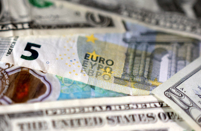 صورة أرشيفية: تظهر أوراق نقدية من اليورو والدولار الأمريكي في هذا الرسم التوضيحي الذي تم التقاطه في 4 مايو 2025. REUTERS/Dado Ruvic/Illustration/File Photo