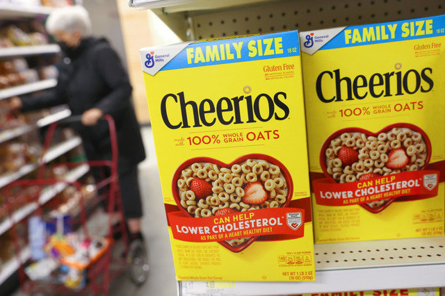 บรรจุภัณฑ์ของ Cheerios ซึ่งเป็นแบรนด์ของ General Mills วางจำหน่ายในร้านค้าแห่งหนึ่งในแมนแฮตตัน นิวยอร์ก สหรัฐอเมริกา เมื่อวันที่ 12 พฤศจิกายน 2021 REUTERS/Andrew Kelly