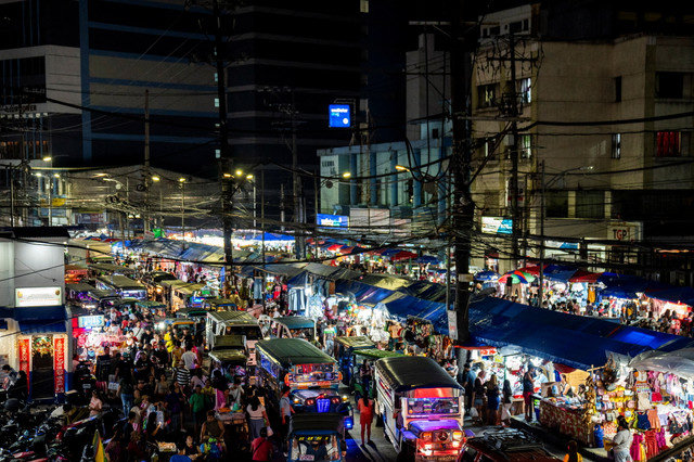 A general view of the rush hour traffic as people shop ahead of Christmas at a market in Manila, Philippines, December 20, 2024. REUTERS/Lisa Marie David
