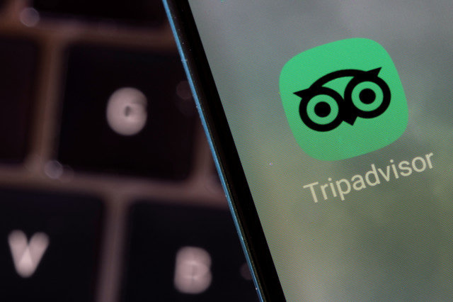 O aplicativo do Tripadvisor é visto em um smartphone nesta ilustração tirada em 27 de fevereiro de 2022. REUTERS/Dado Ruvic/Illustration