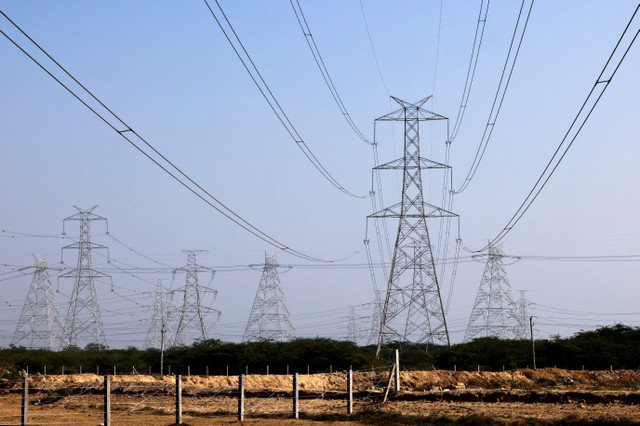 Quang cảnh cột điện cao thế bên ngoài nhà máy nhiệt điện của Adani Power tại Mundra thuộc bang Gujarat, miền tây Ấn Độ, ngày 30 tháng 11 năm 2024. REUTERS/Amit Dave/File Photo