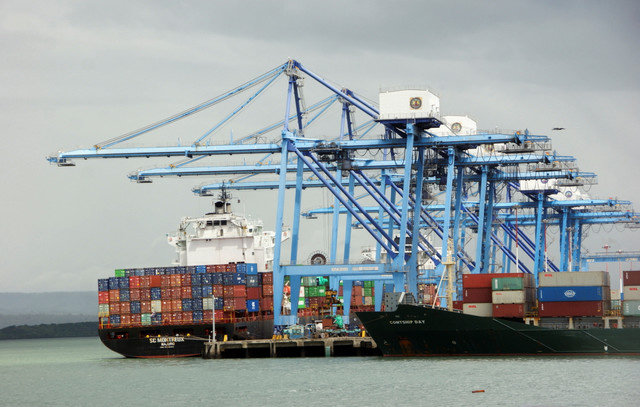Grúas organizan contenedores de carga de barcos dentro de la terminal de contenedores de la Autoridad Portuaria de Kenia (KPA) en el puerto de Mombasa, Kenia, el 30 de julio de 2025. REUTERS/Laban Walloga