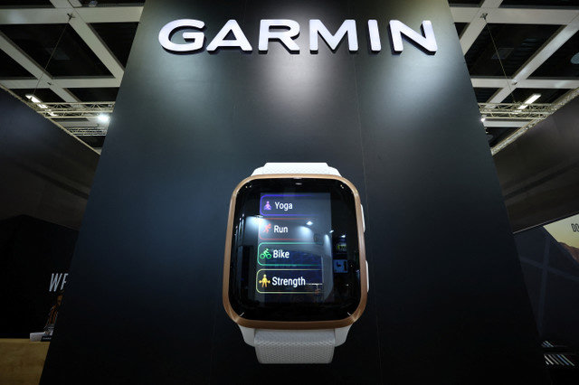 Một mô hình lớn của đồng hồ thông minh hỗ trợ tập luyện từ Garmin được trưng bày tại hội chợ công nghệ tiêu dùng quốc tế IFA ở Berlin, Đức, vào ngày 2 tháng 9 năm 2022. REUTERS/Lisi Niesner