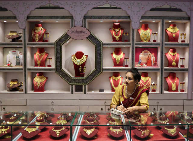 Một nữ nhân viên bán hàng ngồi bên trong phòng trưng bày trang sức Senco Gold & Diamonds ở Kolkata, Ấn Độ, ngày 28 tháng 1 năm 2026. REUTERS/Sahiba Chawdhary