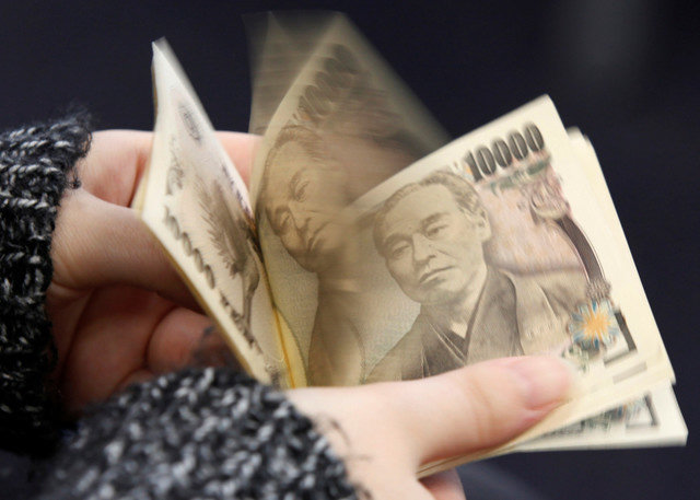 Uma mulher conta notas de 10.000 ienes japoneses em Tóquio nesta ilustração fotográfica. REUTERS/Shohei Miyano/Illustration/File Photo