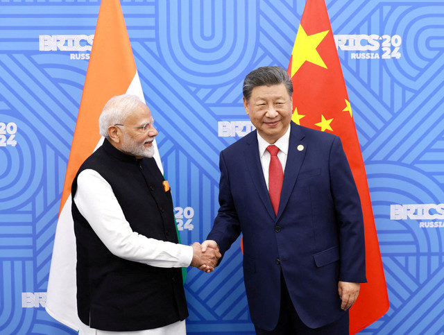 O presidente chinês, Xi Jinping, e o primeiro-ministro indiano, Narendra Modi, reúnem-se à margem da cúpula do BRICS em Kazan, na Rússia, em 23 de outubro de 2024. China Daily via REUTERS /File Photo