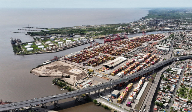 มุมมองจากโดรนแสดงภาพท่าเรือ Dock Sud ในเมือง Avellaneda จังหวัดบัวโนสไอเรส ประเทศอาร์เจนตินา เมื่อวันที่ 10 ตุลาคม 2025 REUTERS/Agustin Marcarian