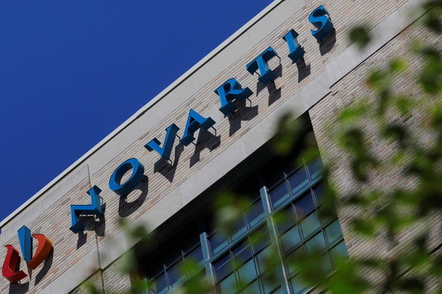ป้ายระบุที่ตั้งของสถาบันวิจัยชีวการแพทย์โนวาร์ทิส (Novartis Institutes for BioMedical Research) ในเมืองเคมบริดจ์ รัฐแมสซาชูเซตส์ สหรัฐอเมริกา เมื่อวันที่ 16 มิถุนายน 2021 REUTERS/Brian Snyder