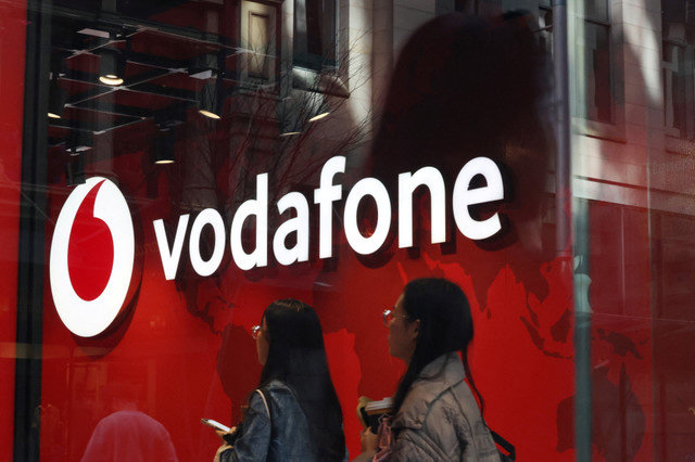 ผู้คนเดินเข้าไปในร้าน Vodafone ในเมืองซิดนีย์ ประเทศออสเตรเลีย เมื่อวันที่ 29 กันยายน 2025 REUTERS/Hollie Adams
