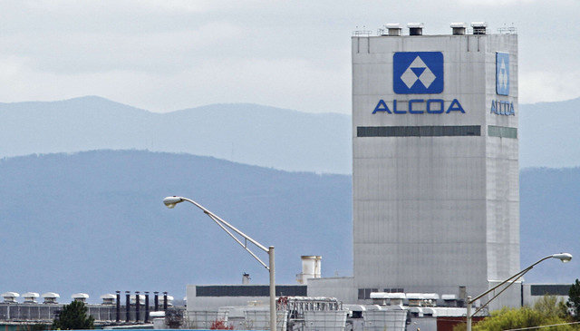 Una planta de aluminio de Alcoa en Alcoa, Tennessee, EE. UU., se ve en esta foto de archivo del 8 de abril de 2014. REUTERS/Wade Payne/File Photo