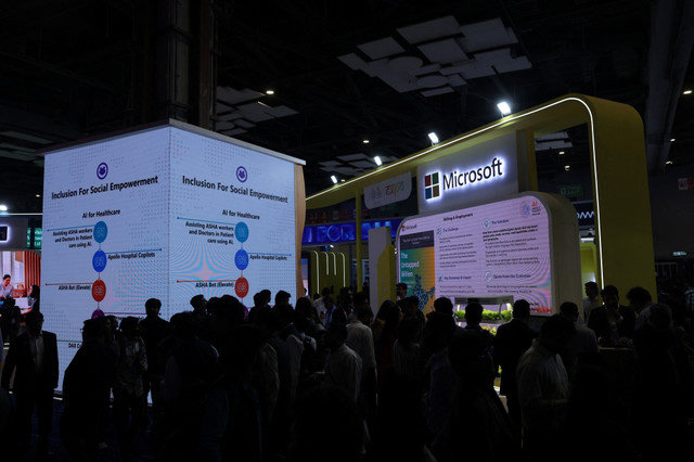 2026年2月17日、インドのニューデリーにあるAI Impact Summitの会場の一つ、バーラト・マンダパム(Bharat Mandapam)で、マイクロソフトのブース付近に集まる来場者。REUTERS/Bhawika Chhabra
