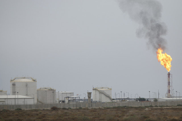 Una vista general muestra el yacimiento petrolífero West Qurna-2 en el sur de Basora, Irak, el 17 de abril de 2017. REUTERS/Essam Al-Sudani/File Photo