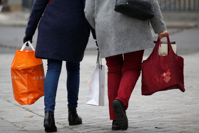 Compradores carregam sacolas enquanto fazem compras de presentes de Natal de última hora do lado de fora de lojas de departamentos em Paris, França, em 23 de dezembro de 2016. REUTERS/Charles Platiau/File Photo