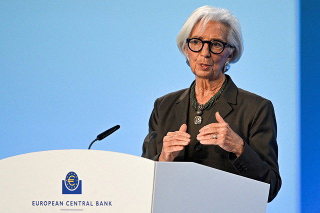 资料照片:2026年2月5日,欧洲中央银行(ECB)行长克里斯蒂娜·拉加德在德国法兰克福的欧洲央行总部举行的管理委员会会议后向媒体发表讲话。REUTERS/Jana Rodenbusch/File Photo