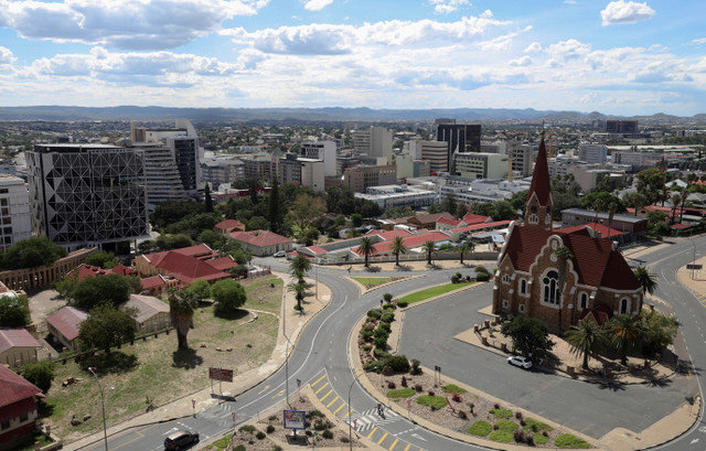 Uma vista geral da cidade e da Christ Church em Windhoek, Namíbia, em 2 de março de 2025. REUTERS/Siphiwe Sibeko
