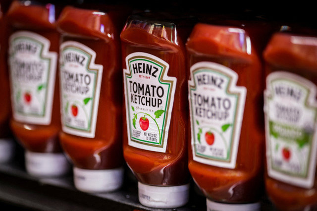 Produtos de ketchup Heinz em uma prateleira de supermercado na cidade de Nova York, EUA, em 22 de agosto de 2025, após a Kraft Heinz (KHC.O) anunciar que dividiria seus negócios de mercearia e molhos em duas empresas de capital aberto. REUTERS/Jeenah Moon