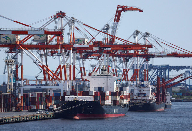 Um navio de carga transportando contentores é visto num porto industrial no Porto de Tóquio, Japão, em 28 de agosto de 2025. REUTERS/Issei Kato