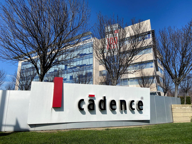 O logótipo da Cadence Design Systems é visto no exterior dos escritórios da empresa em San Jose, Califórnia, EUA, em 31 de janeiro de 2020. REUTERS/Stephen Nellis