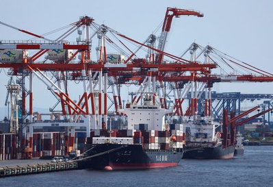 Japan Exports Surge as IMF Warns of Economic Risks