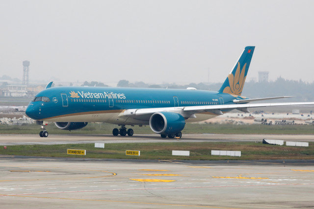 2020年12月23日、ベトナムのハノイにあるノイバイ空港で、国営航空会社ベトナム航空の航空機が地上走行している様子。REUTERS/Kham/ File Photo